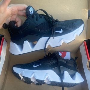 BRAND NEW Nike Ryz 365 Size 6.5